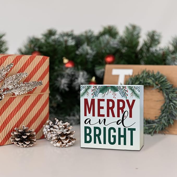 Christmas Wooden Desk Decor Sign, Merry and Bright Wooden Box Sign, Holiday Tabletop Home Plaque with Berry Design, Winter Christmas Decor for Living Room Bedroom Office 5x5 Inches