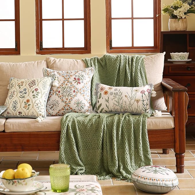 ISAENNE Design Linen Square Rectangle Round Throw Pillow Covers Set of 4, Farmhouse Cushion Covers with Powder Blue Watercolor Wildflower Pattern Decor Pillowcases for Bed,Living Room,Outdoor,Car